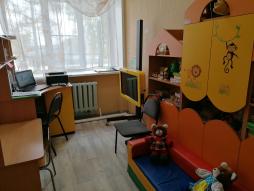 Кабинет педагога-психолога и учителя логопеда, в том числе для использования инвалидами и лицами с ограниченными возможностями здоровья, который включает в себя следующие рабочие зоны: пространство для взаимодействия с детьми( мебель детская,малогабаритный мягкий диван, аудиоаппаратура,
музыкальные записи релаксационной направленности,
интерактивная панель, песочница, а также стимульный материал к диагностико-коррекционным методикам и тестам в соответствии с возрастной дифференциацией); пространство взаимодействия со взрослыми ( стулья, стимульный материал к тестам, анкетные бланки, литература по проблемам возрастного развития детей); профессиональная зона для организационно-планирующей работы психолога и логопеда (письменный стол, стул, ноутбук, шкаф для хранения документации).