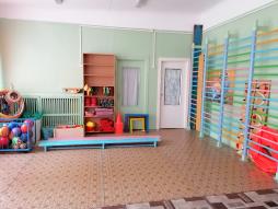 Музыкальный зал, в том числе для использования инвалидами и лицами с ограниченными возможностями здоровья, обеспеченный необходимым оборудованием для проведения физкультурных занятий. Имеются, в количестве, рассчитанном по числу детей в группах: мячи разных размеров, обручи, коврики, палки, флажки, кубики, кегли, ленточки, нетрадиционное оборудование и материалы и т.д. Зал обеспечен шведской стенкой, скамейками.